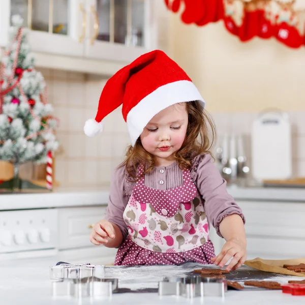 Meisje peperkoek cookies in binnenlandse keuken bakken — Stockfoto