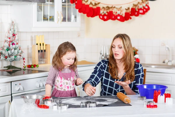 Madre y niña pequeña horneando galletas de jengibre para Cristo —  Fotos de Stock