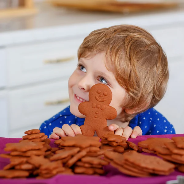 Little boy baking gingerbread cookies in domestic kitchen — 스톡 사진