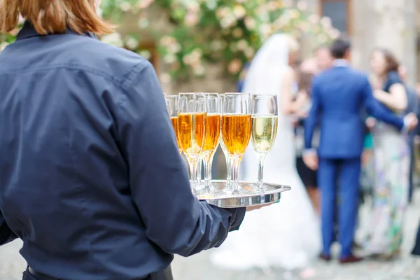 Kellnerin mit Champagner und Weingläsern — Stockfoto