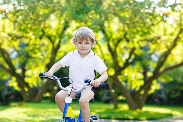 Little preschool kid boy riding with bicycle in summer — Stock Photo, Image