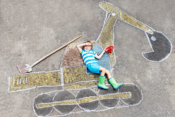 Ragazzino divertente con foto escavatore gesso — Foto Stock