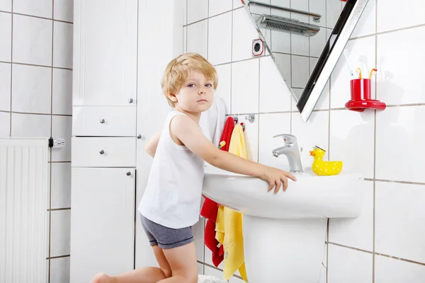 Mooie peuter jongen borstelen zijn tanden, binnenshuis — Stockfoto