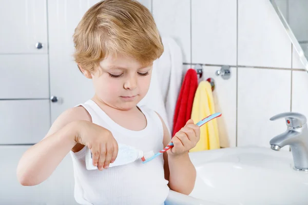 Precioso niño pequeño cepillándose los dientes, en el interior — Foto de Stock