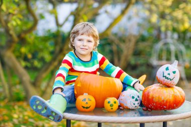 Küçük çocuk çocuk yapma jack-o-fener sonbahar gar Cadılar Bayramı için