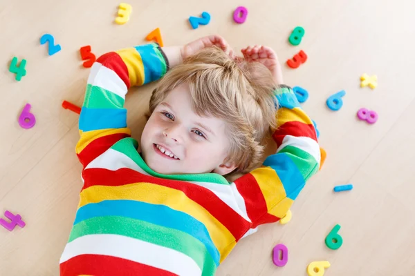 Chłopiec dziecko z kolorowe numery, kryty — Zdjęcie stockowe