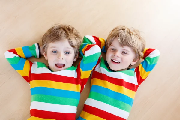 Deux petits garçons frères et sœurs s'amusent ensemble, à l'intérieur — Photo