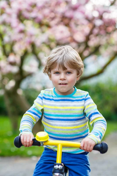 Menino criança menino equitação com sua primeira bicicleta — Fotografia de Stock