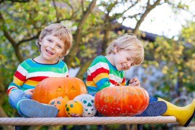 Jack-o-lantern yapma iki küçük kardeş çocuklar Cadılar Bayramı için bir
