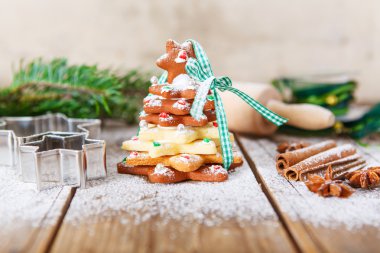 Ev yapımı fırında Noel gingerbread ağacına vintage ahşap arka