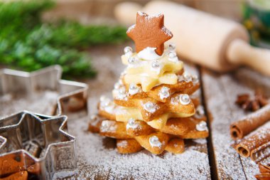 Ev yapımı fırında Noel gingerbread ağacına vintage ahşap arka