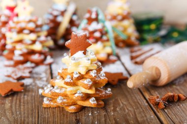 Ev yapımı fırında Noel gingerbread ağacına vintage ahşap arka