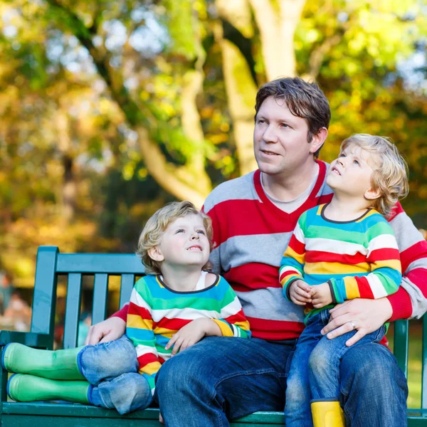 Two little kid boys and young father sitting together, autumn, o — ストック写真