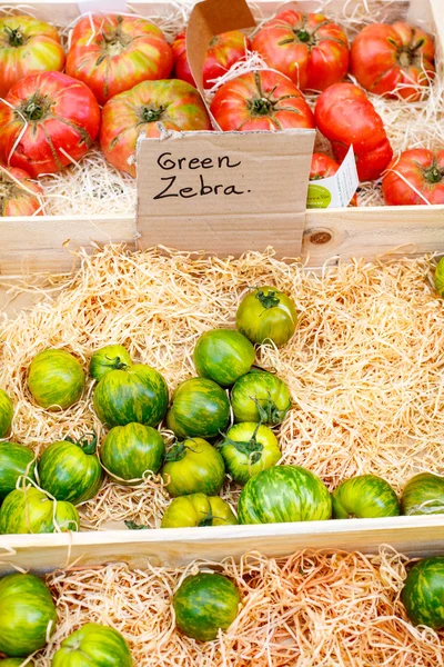 Tomates fraîches biologiques du marché méditerranéen des agriculteurs à Prov — Photo
