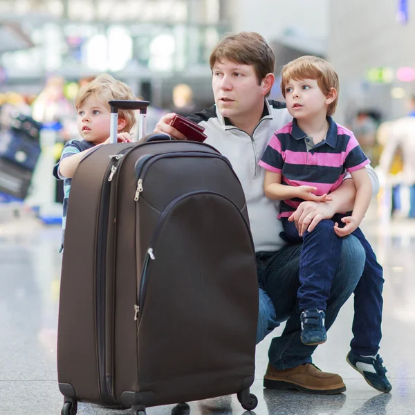 Vader en twee jongetjes element van gelijk niveau op de luchthaven — Stockfoto