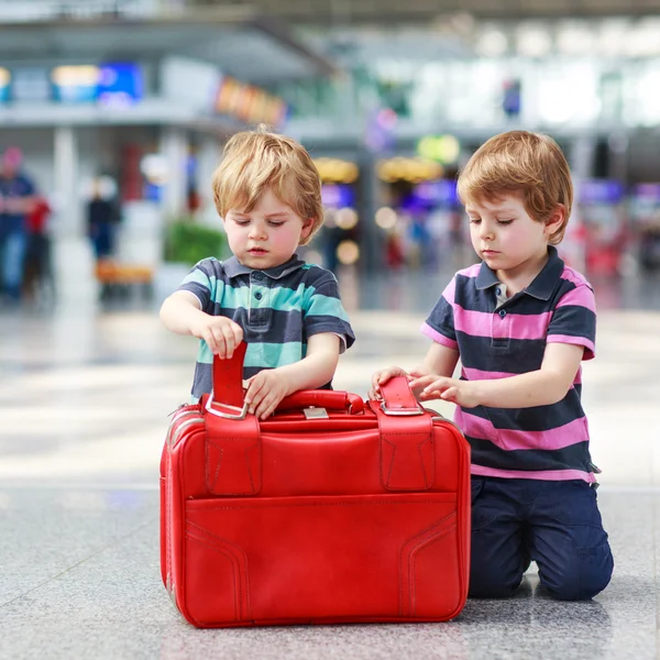 Deux frères garçons en voyage de vacances à l'aéroport — Photo