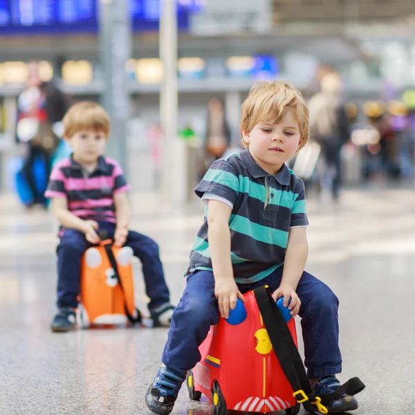 Twee broer jongens gaan op vakantie reis op de luchthaven — Stockfoto