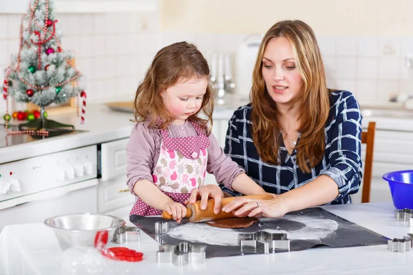 Mère et petite fille enfant cuisson biscuits au pain d'épice pour le Christ — Photo