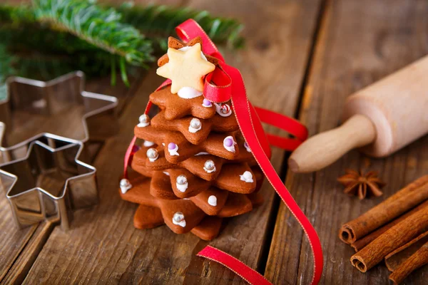 Zelfgemaakte gebakken peperkoek kerstboom op vintage houten rug — Stockfoto