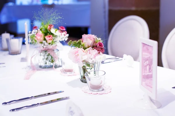 Zestaw stół w kolorze różowym i białym do ślubu lub imprezy party. — Zdjęcie stockowe