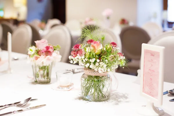 Conjunto de mesa en rosa y blanco para boda o fiesta de eventos . —  Fotos de Stock