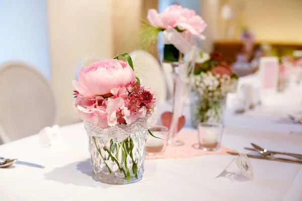 Стол в розовом и белом цветах для свадьбы или вечеринки . — стоковое фото