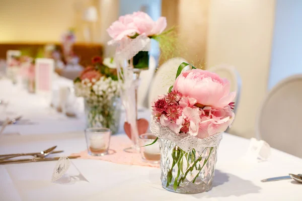 Conjunto de mesa en rosa y blanco para boda o fiesta de eventos . — Foto de Stock