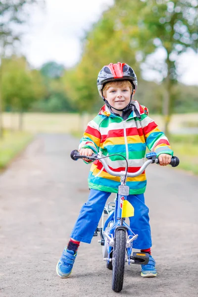 Söta aktiv liten pojke som rider på cykel — Stockfoto