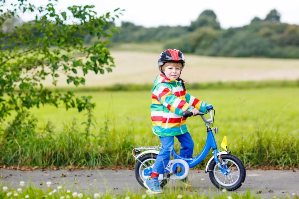 Bonito menino ativo andando de bicicleta — Fotografia de Stock