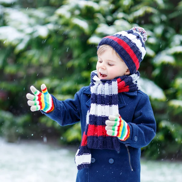 Menino brincando com neve no inverno, ao ar livre . — Fotografia de Stock