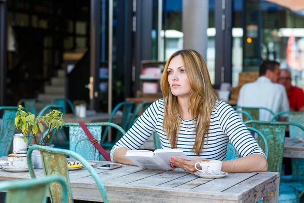 Kahve içme ve kafede kitap okuma kadın — Stok fotoğraf