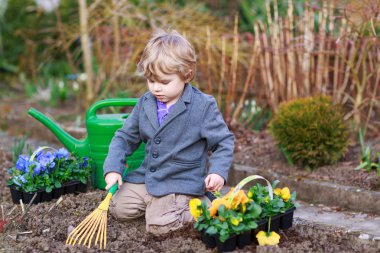 Bahçe ve çiçek dikimi küçük çocuk