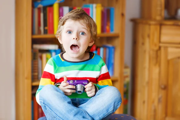 Ragazzino che fa foto con la macchina fotografica, in casa — Foto Stock