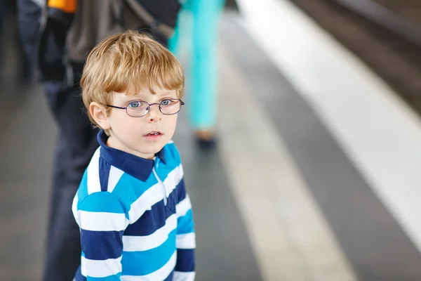 Gelukkig kleine jongen in een metrostation. — Stockfoto
