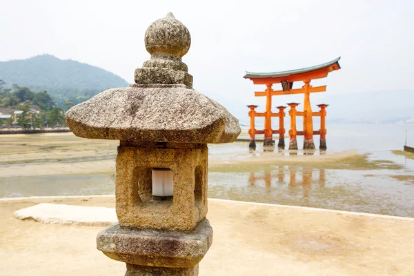 Miyajima, la famosa puerta flotante de Torii, Japón . —  Fotos de Stock