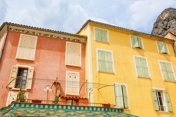 Provenzalische Straße mit typischen Häusern in Südfrankreich, provenzalisch — Stockfoto