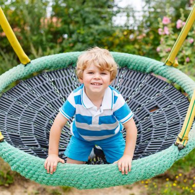 çok güzel yürümeye başlayan çocuk eğleniyor zincir açık playgroun salıncak