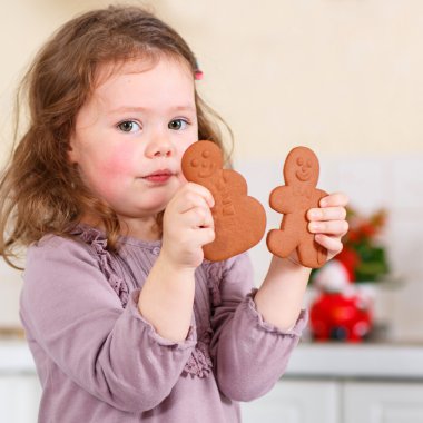 Küçük kız iç mutfak gingerbread çerezleri fırın