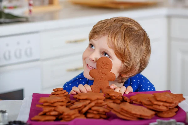 Kleiner Junge backt Lebkuchen in der heimischen Küche — Stockfoto