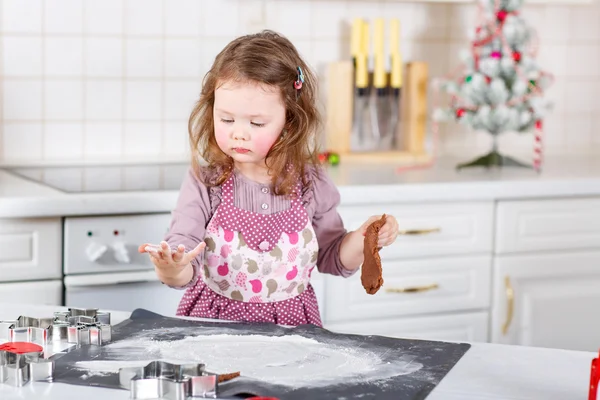 Niña horneando galletas de jengibre en la cocina doméstica —  Fotos de Stock