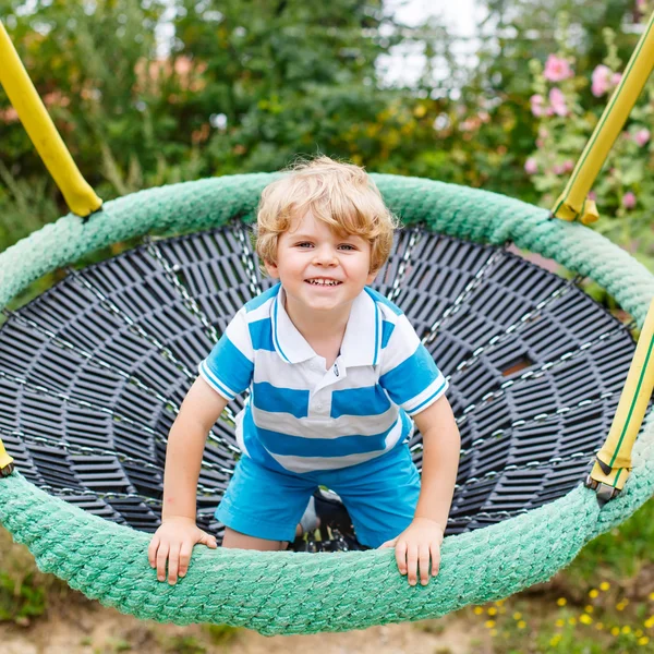 çok güzel yürümeye başlayan çocuk eğleniyor zincir açık playgroun salıncak