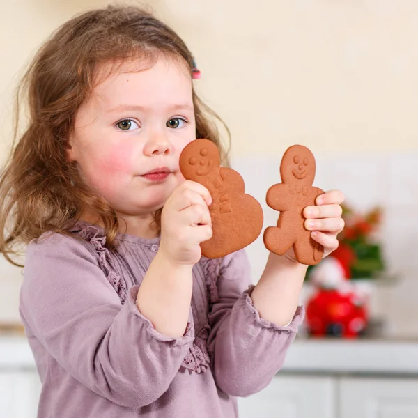 국내 부엌에 생강 빵 쿠키 베이킹 하는 어린 소녀 — 스톡 사진