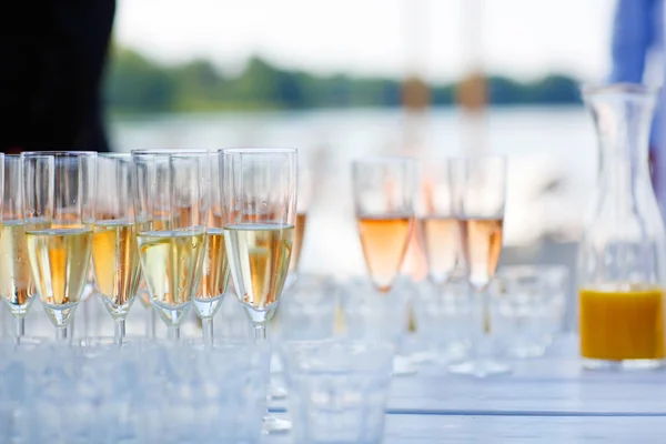 Glasses with champagne and wine on summer wedding — 图库照片