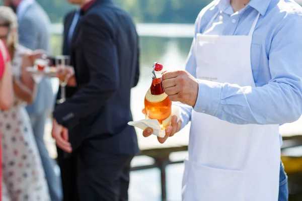 Camarero con botella de champán en la boda —  Fotos de Stock