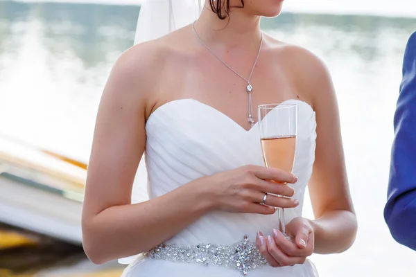 Bride is holding a glass of champagne — Stock Photo, Image