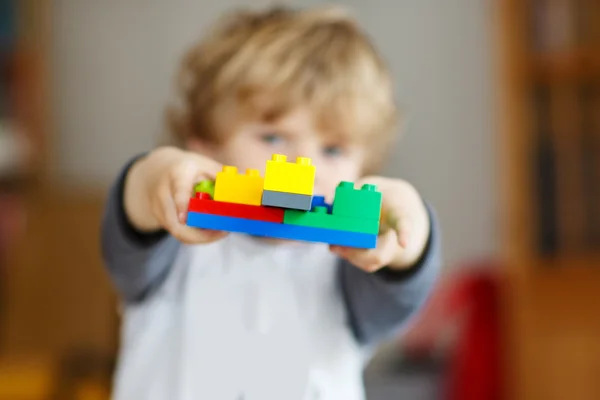 Happy kid jongetje spelen met bouw blokken met creat — Stockfoto