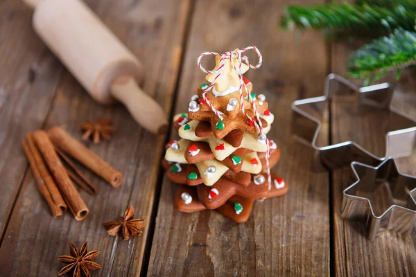 Caseiro cozido árvore de gengibre de Natal na parte de trás de madeira vintage — Fotografia de Stock