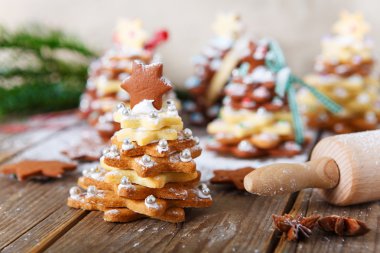 Ev yapımı fırında Noel gingerbread ağacına vintage ahşap arka