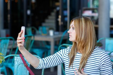 kız bir selfie onun smartphone ile yapma