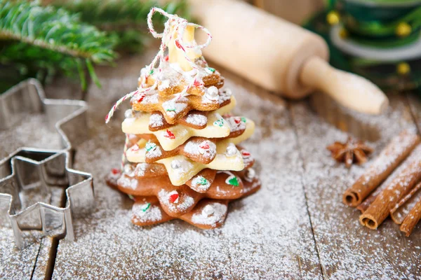 Zelfgemaakte gebakken peperkoek kerstboom op vintage houten rug — Stockfoto